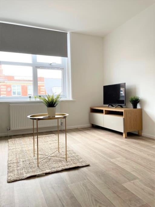 Central, Bright & Spacious Apartment - Parking Included Bournemouth Exterior photo